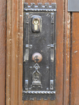 906264 Afbeelding van de smeedijzeren sleutelplaat in de voordeur van het pand Agnietenstraat 1 (Centraal Museum) te Utrecht.
